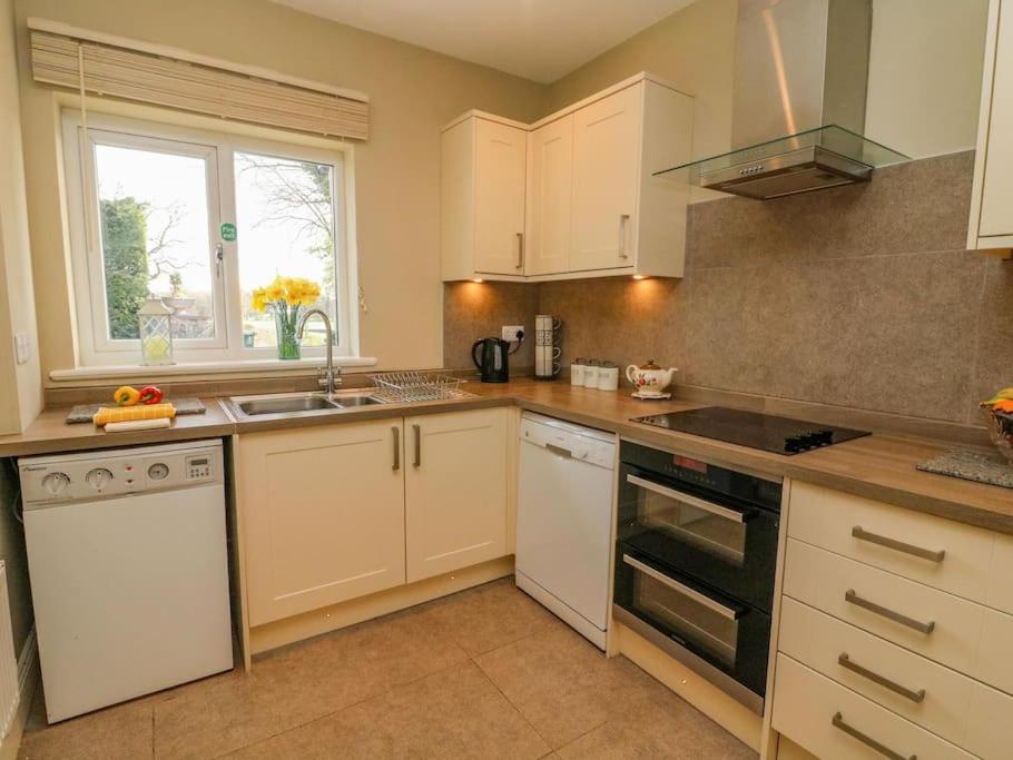 Two Acres- Spacious, Delightful, Pet Free Bungalow Levens Exterior foto